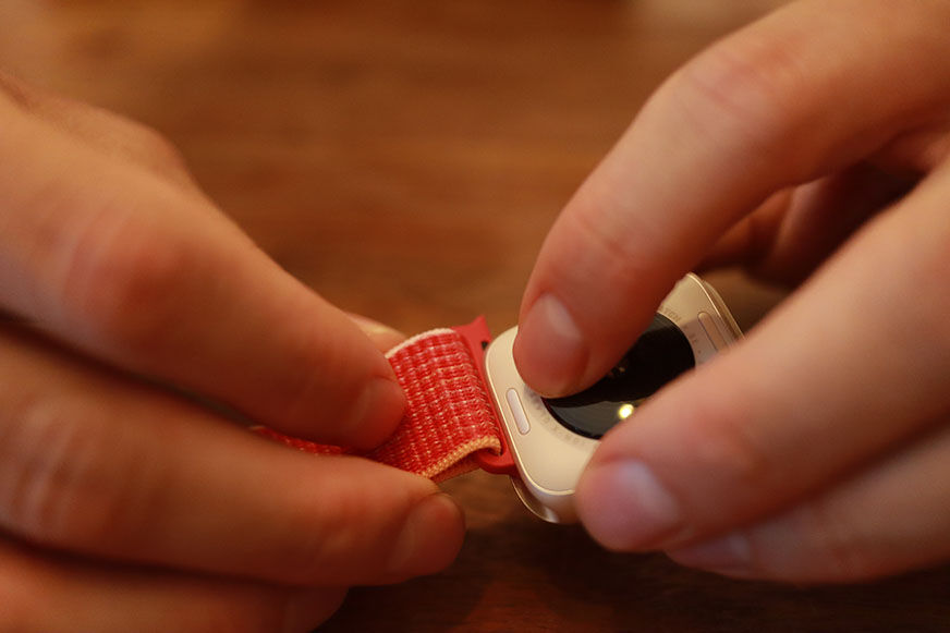 Вы видите Apple Watch SE со сменным браслетом на запястье.